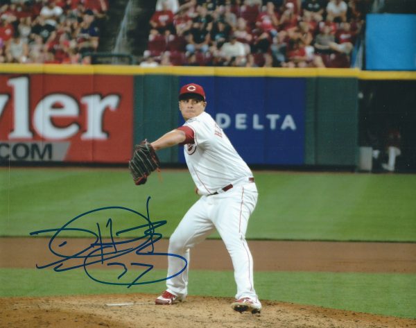 AUTOGRAPHED DAVID HERNANDEZ 8X10 Cincinnati Reds Photo