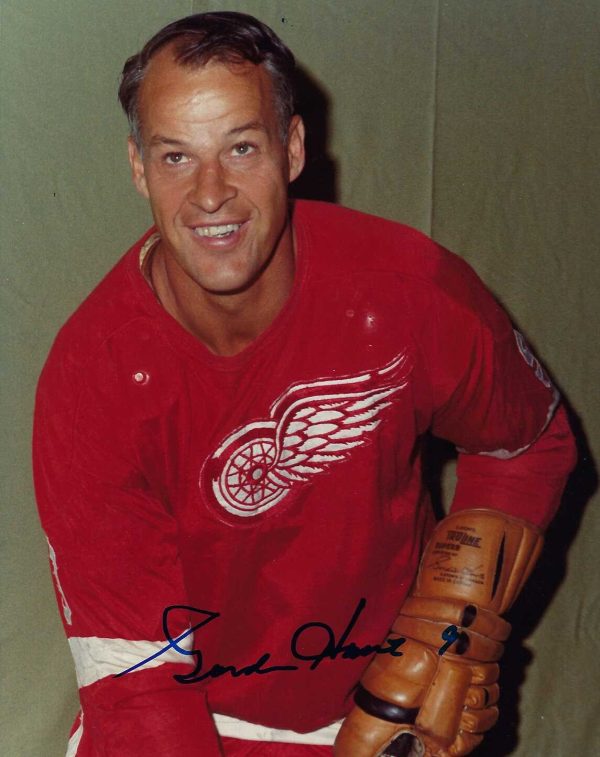 Autographed GORDIE HOWE 8X10 Detroit Red Wings Photo